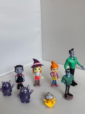 Disney Junior Vampirina Fangtastic Friends Action Figure Loy of Toys